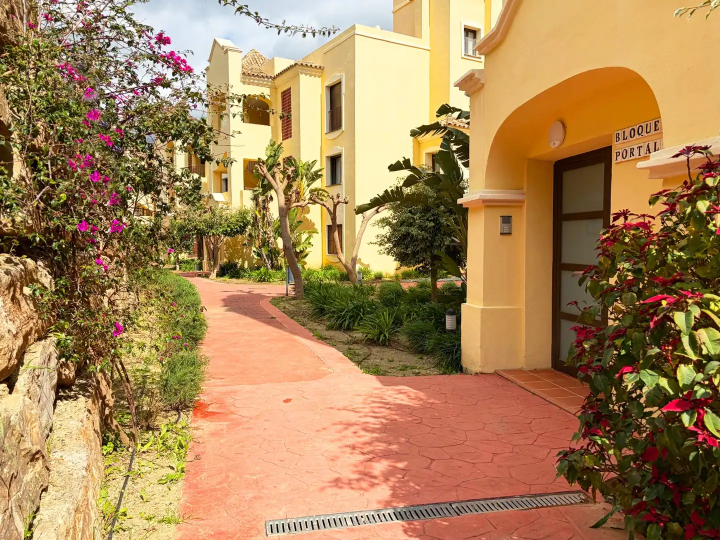 Außenansicht von Wohnung zum Verkauf in Estepona mit Klimaanlage, Terrasse und Abstellraum