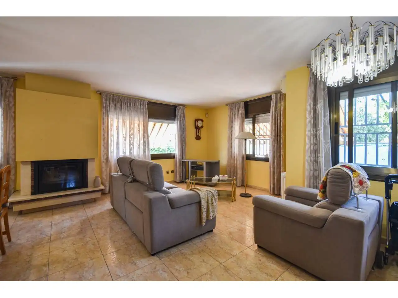 Sala de estar de Casa o chalet en venta en Santa Perpètua de Mogoda con Aire acondicionado, Calefacción y Jardín privado