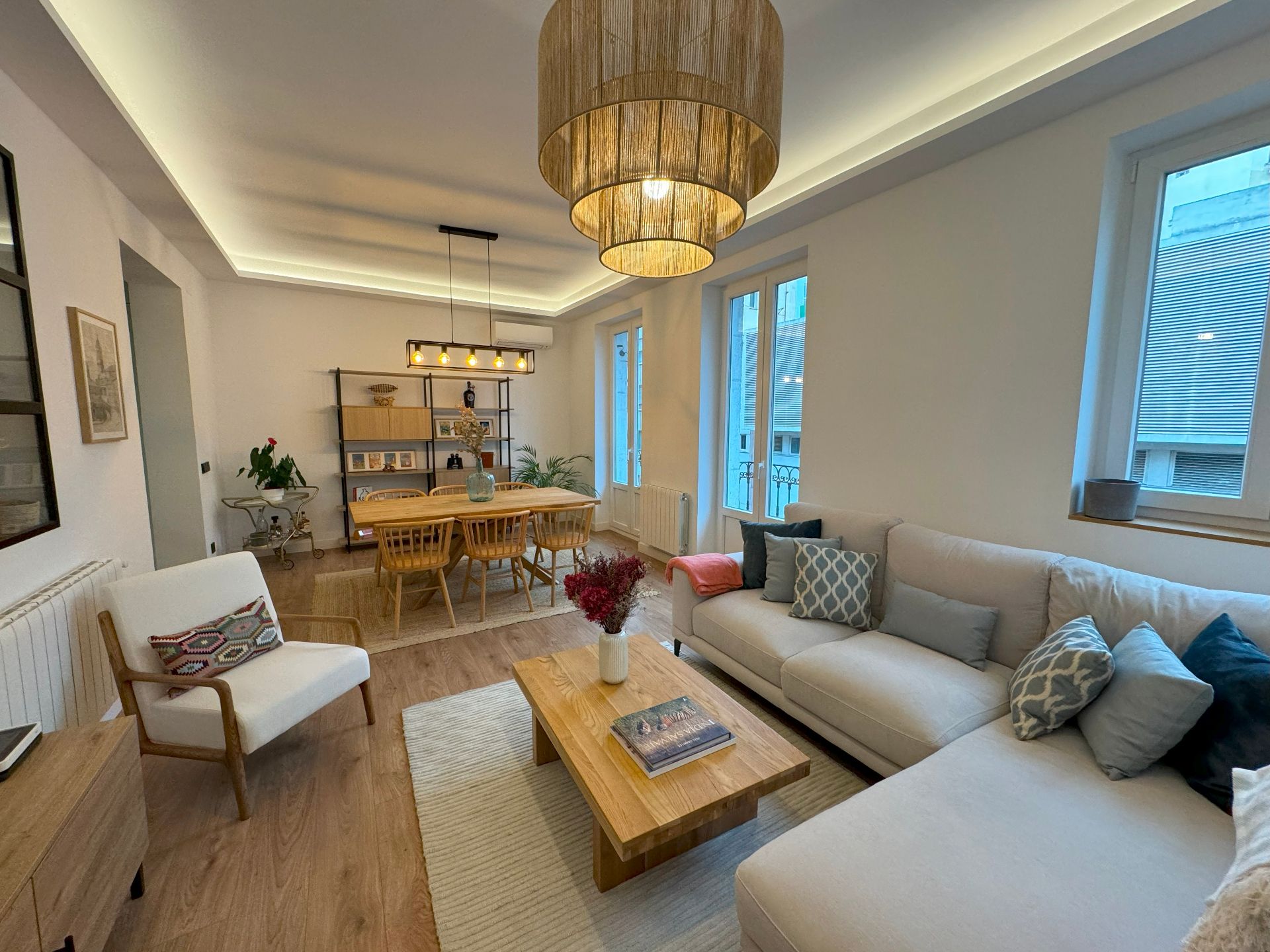 Living room of Flat to rent in  Madrid Capital  with Air Conditioner, Heating and Parquet flooring
