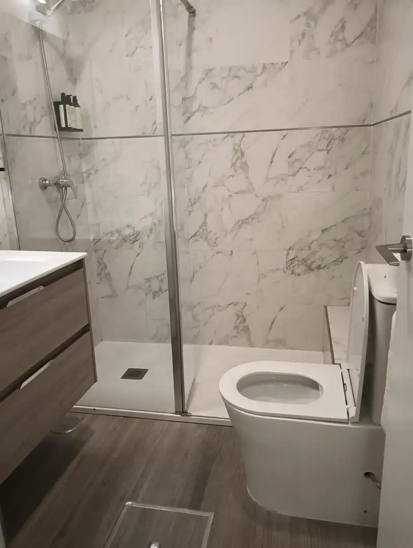 Bany de Apartament de lloguer en Sevilla amb Aire condicionat i Moblat