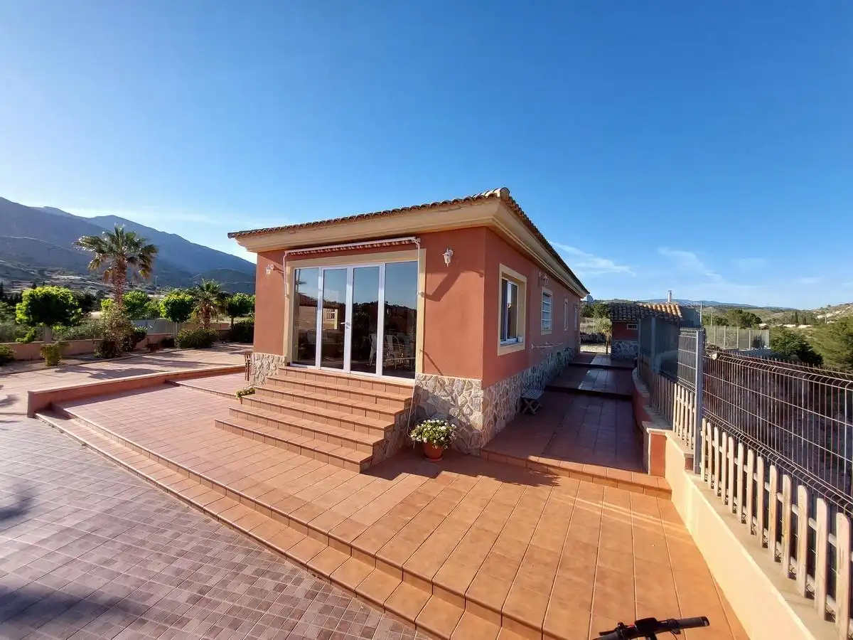 Vista exterior de Casa o xalet en venda en Aigües amb Calefacció, Jardí privat i Terrassa