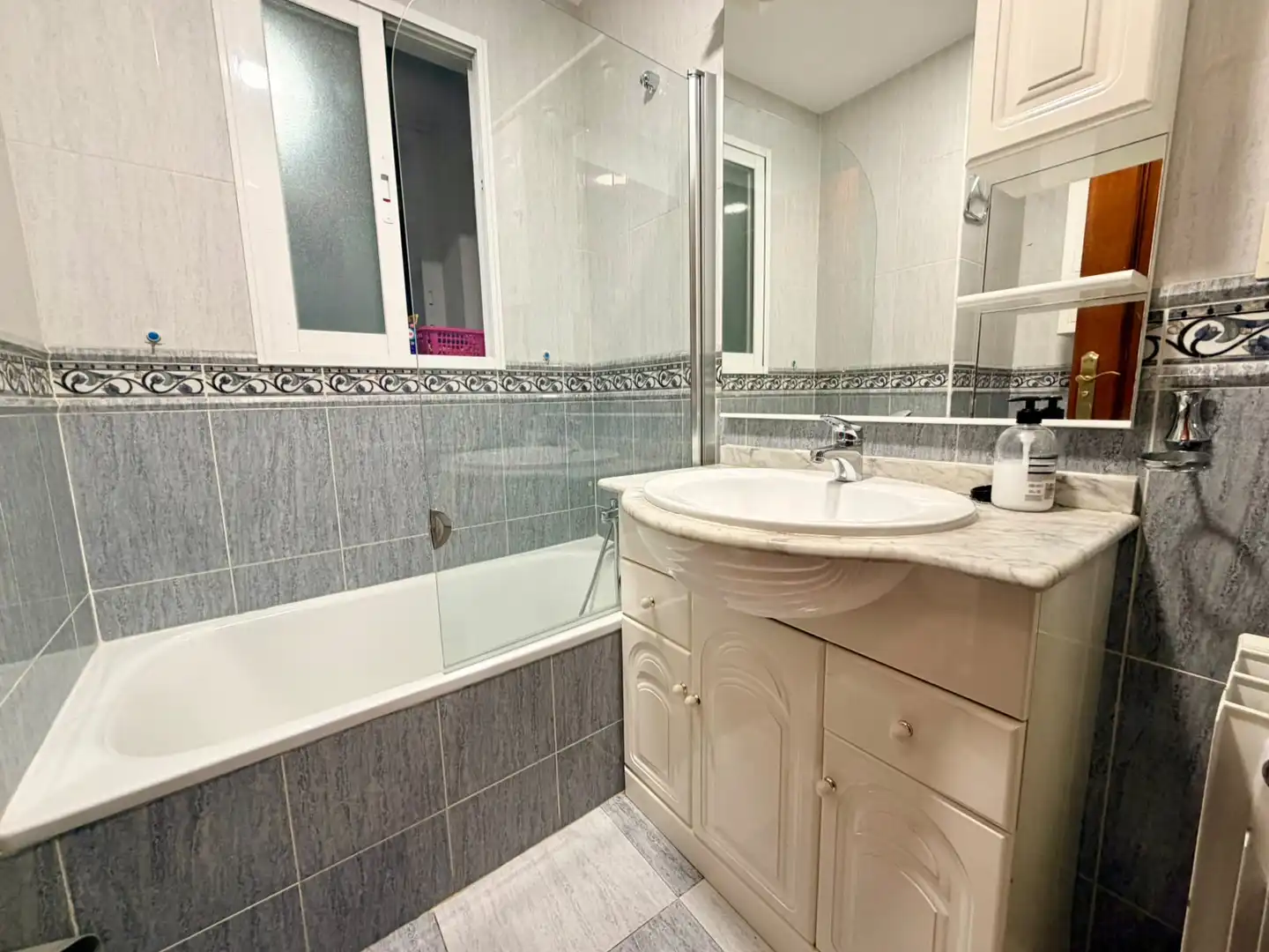 Bathroom of Flat for rent in Ronda