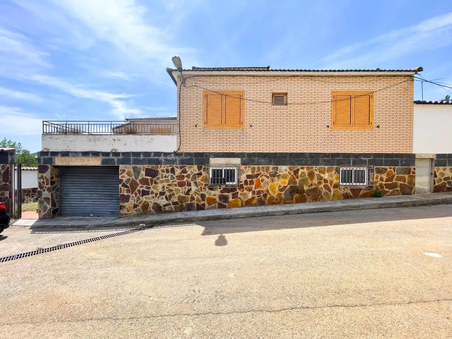 Vista exterior de Casa o xalet en venda en Chera amb Calefacció, Terrassa i Traster