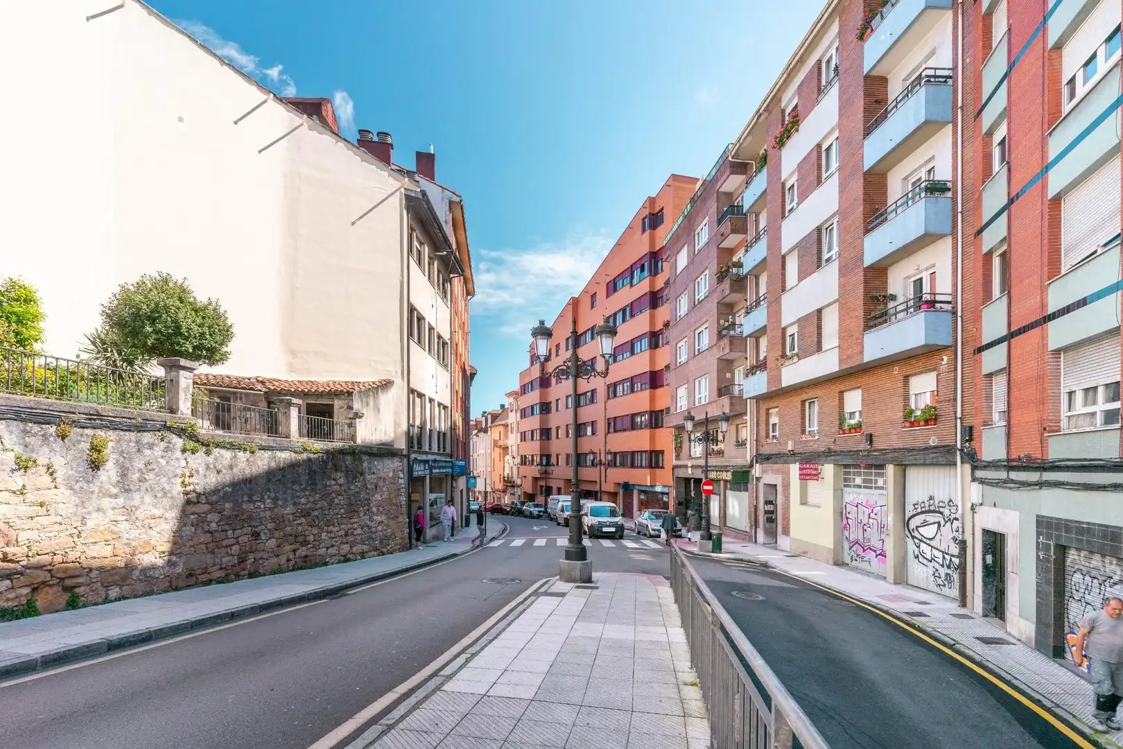 Vista exterior de Pis en venda en Oviedo  amb Calefacció, Moblat i Balcó