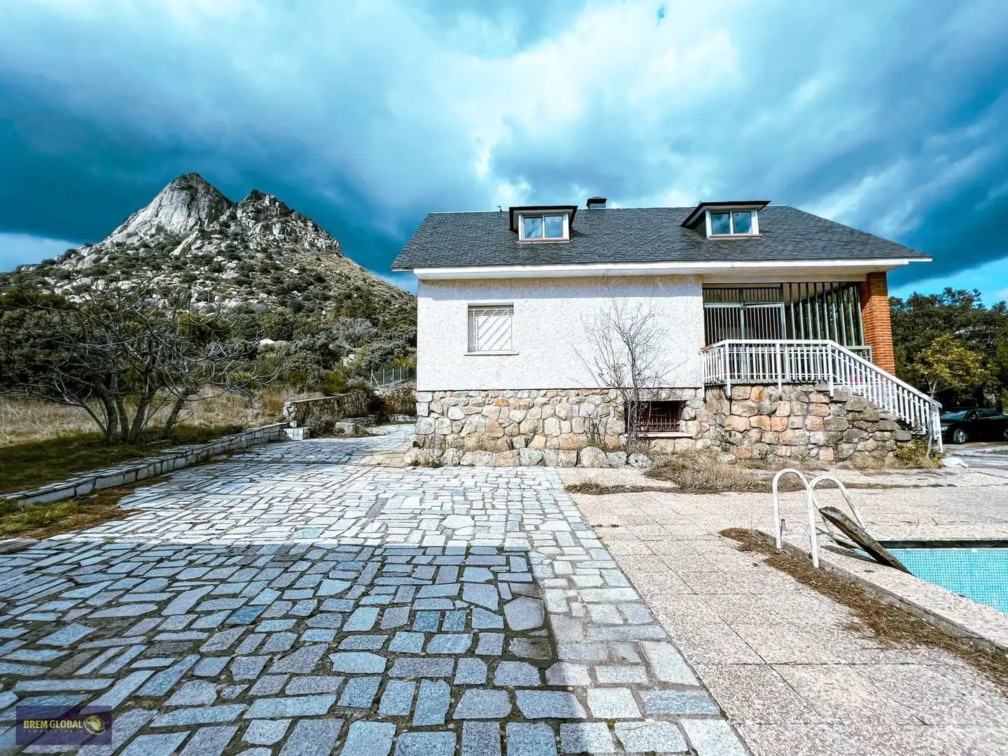 Vista exterior de Casa o xalet en venda en La Cabrera amb Jardí privat, Terrassa i Traster