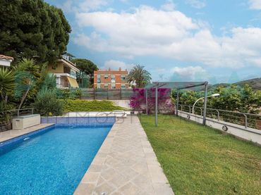 Casa amb piscina en venda a Tiana