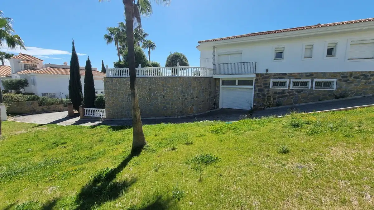 Vista exterior de Casa o xalet de lloguer en Benahavís amb Aire condicionat, Jardí privat i Terrassa