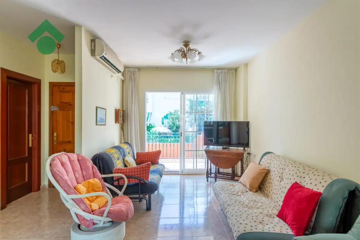 Sala d'estar de Casa adosada en venda en Nerja amb Aire condicionat
