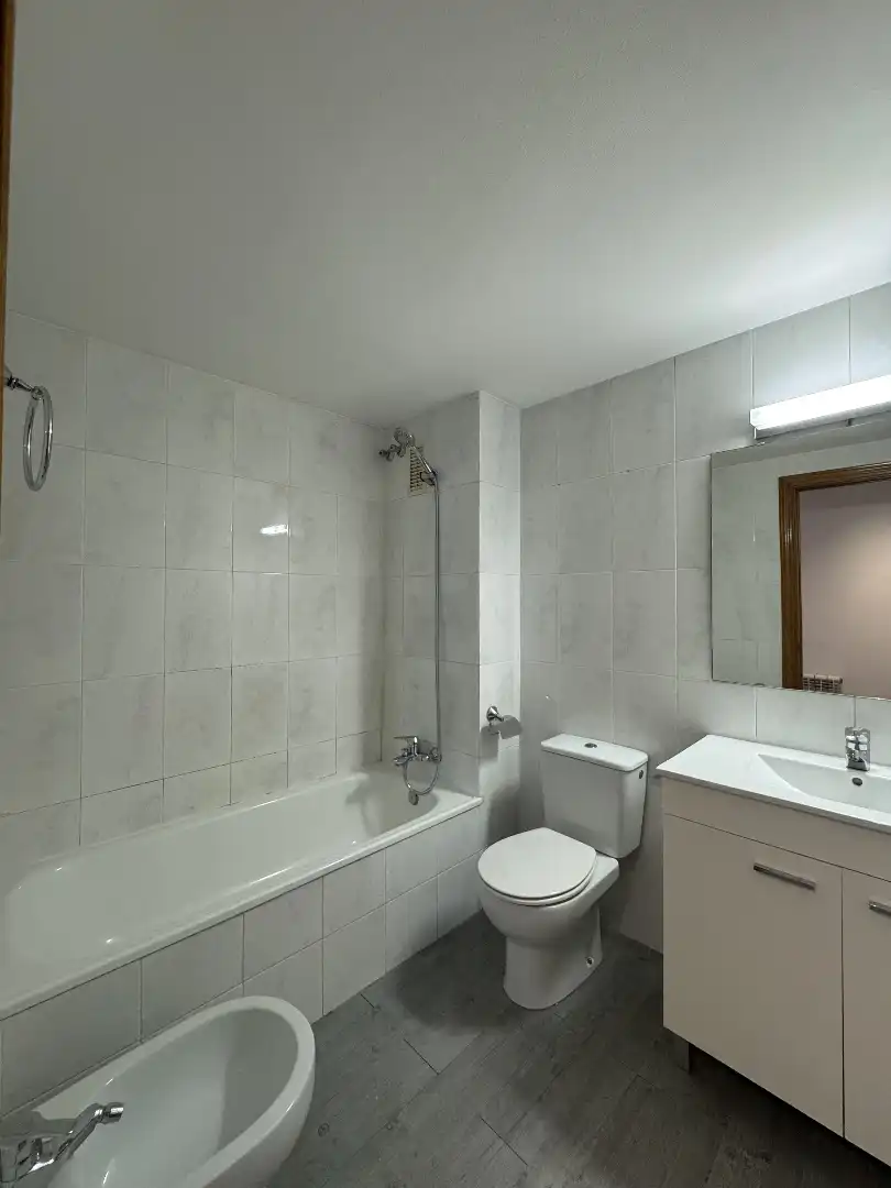 Baño de Piso de alquiler en Sabadell con Parquet y Horno