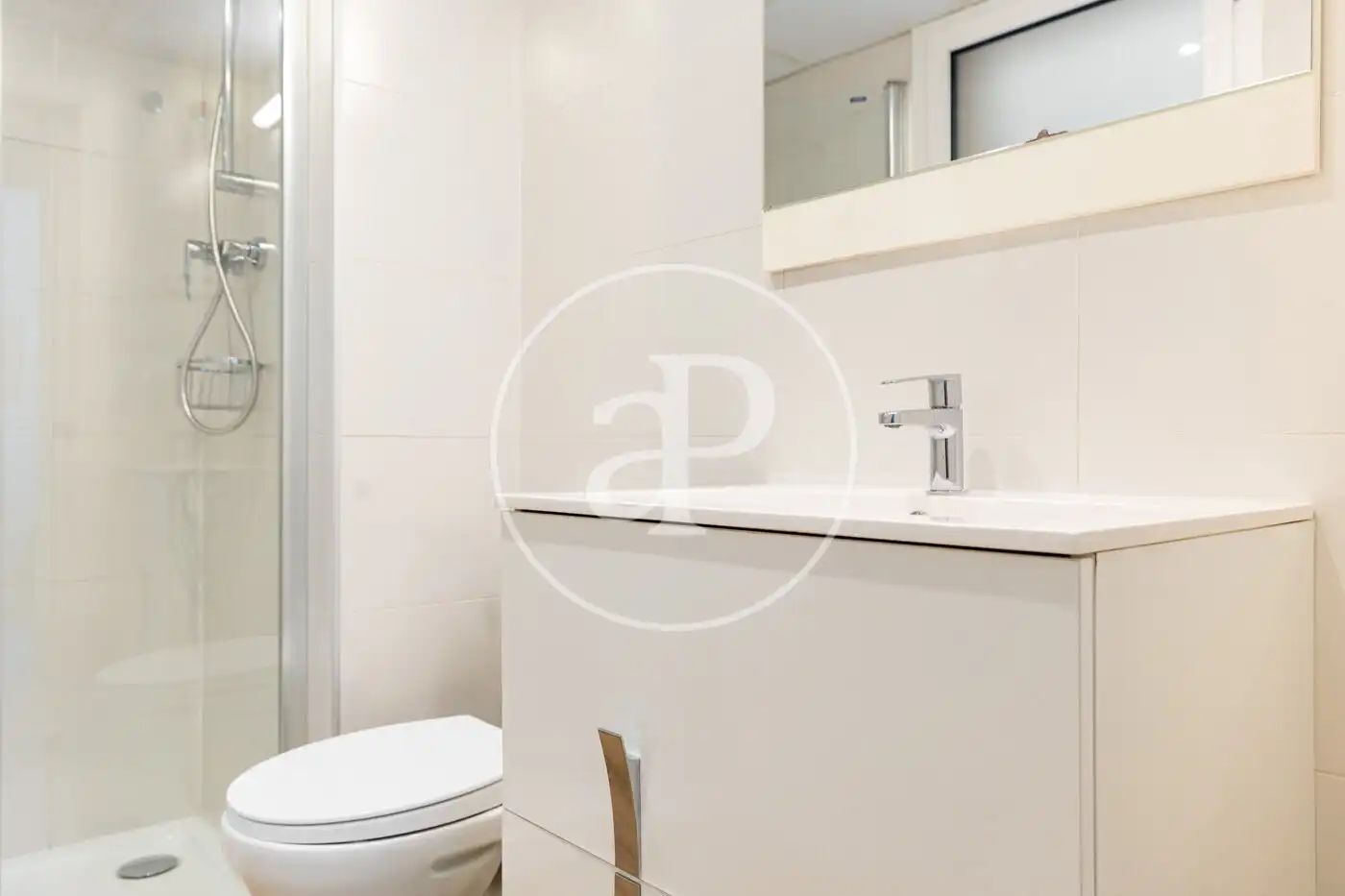 Bathroom of Flat for sale in Barcelona  with Air Conditioner, Heating and Community pool