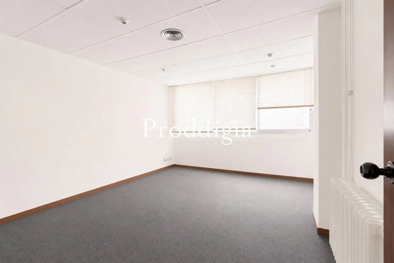 Office for rent in Barcelona  with Air Conditioner and Internet