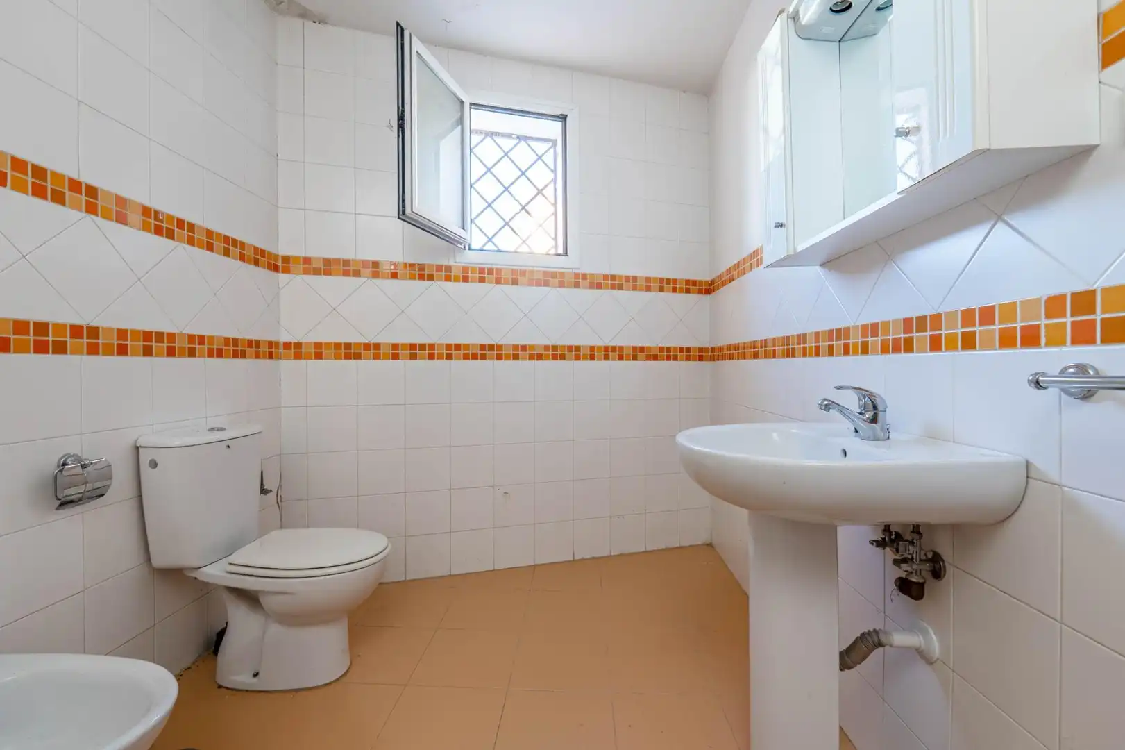 Baño de Casa adosada en venta en Cenes de la Vega con Aire acondicionado, Calefacción y Jardín privado