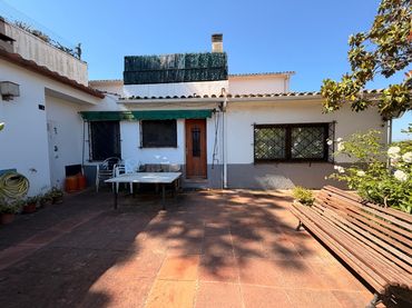 Casa amb balcó en venda a Carrer Pere Serrabella