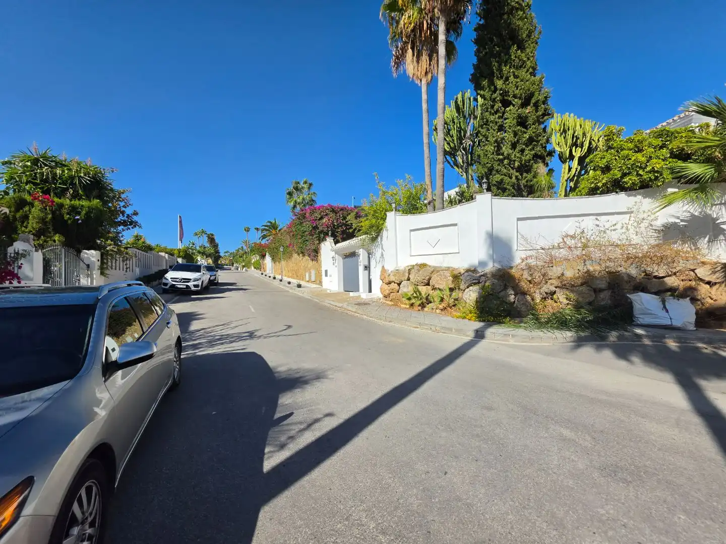 Vista exterior de Casa o xalet de lloguer en Marbella amb Jardí privat, Terrassa i Piscina