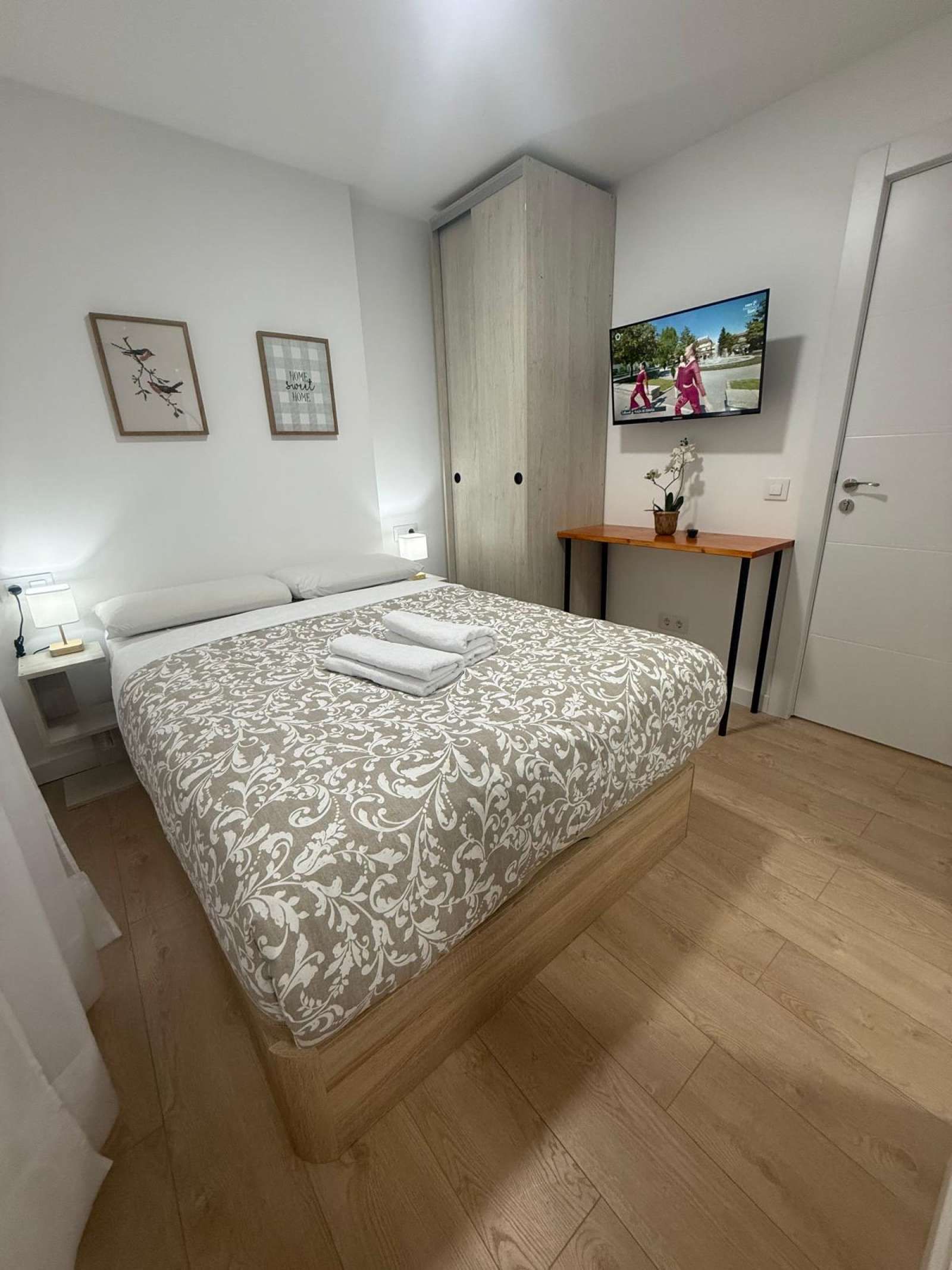 Bedroom of Study to share in  Madrid Capital  with Air Conditioner and Terrace