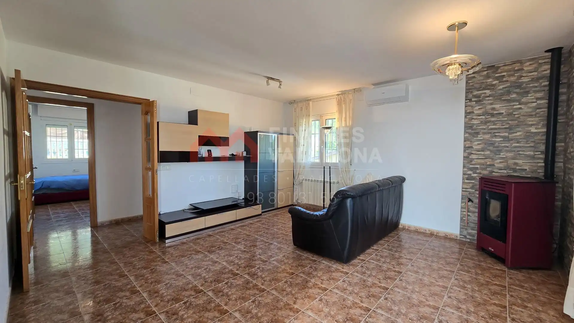 Sala d'estar de Casa o xalet en venda en La Torre de Claramunt amb Aire condicionat, Calefacció i Jardí privat