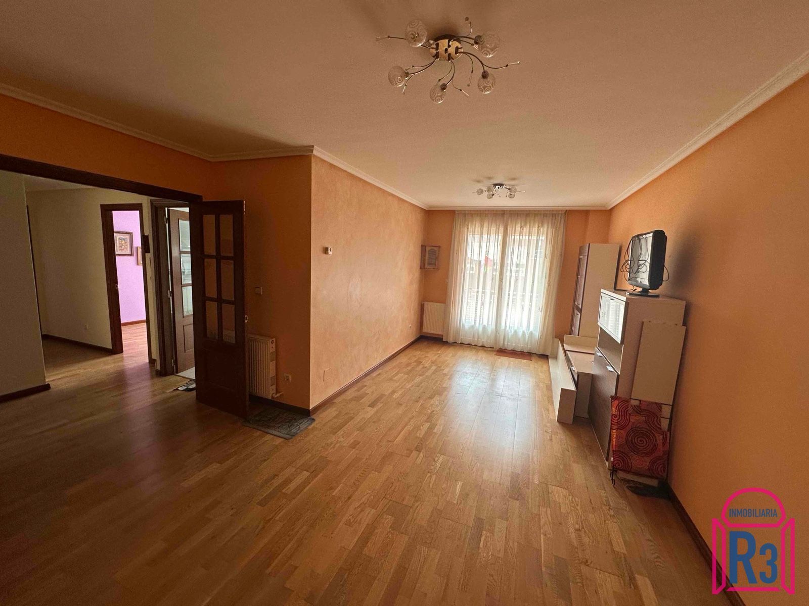 Sala d'estar de Apartament en venda en León Capital  amb Calefacció, Terrassa i Traster