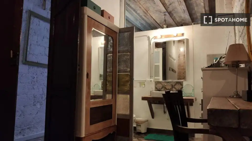 Bathroom of Flat for rent in Valencia  with Air Conditioner, Heating and Furnished