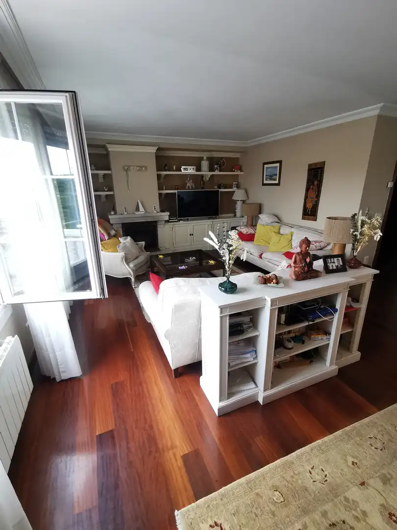 Sala d'estar de Casa o xalet en venda en Castro-Urdiales amb Calefacció, Jardí privat i Terrassa