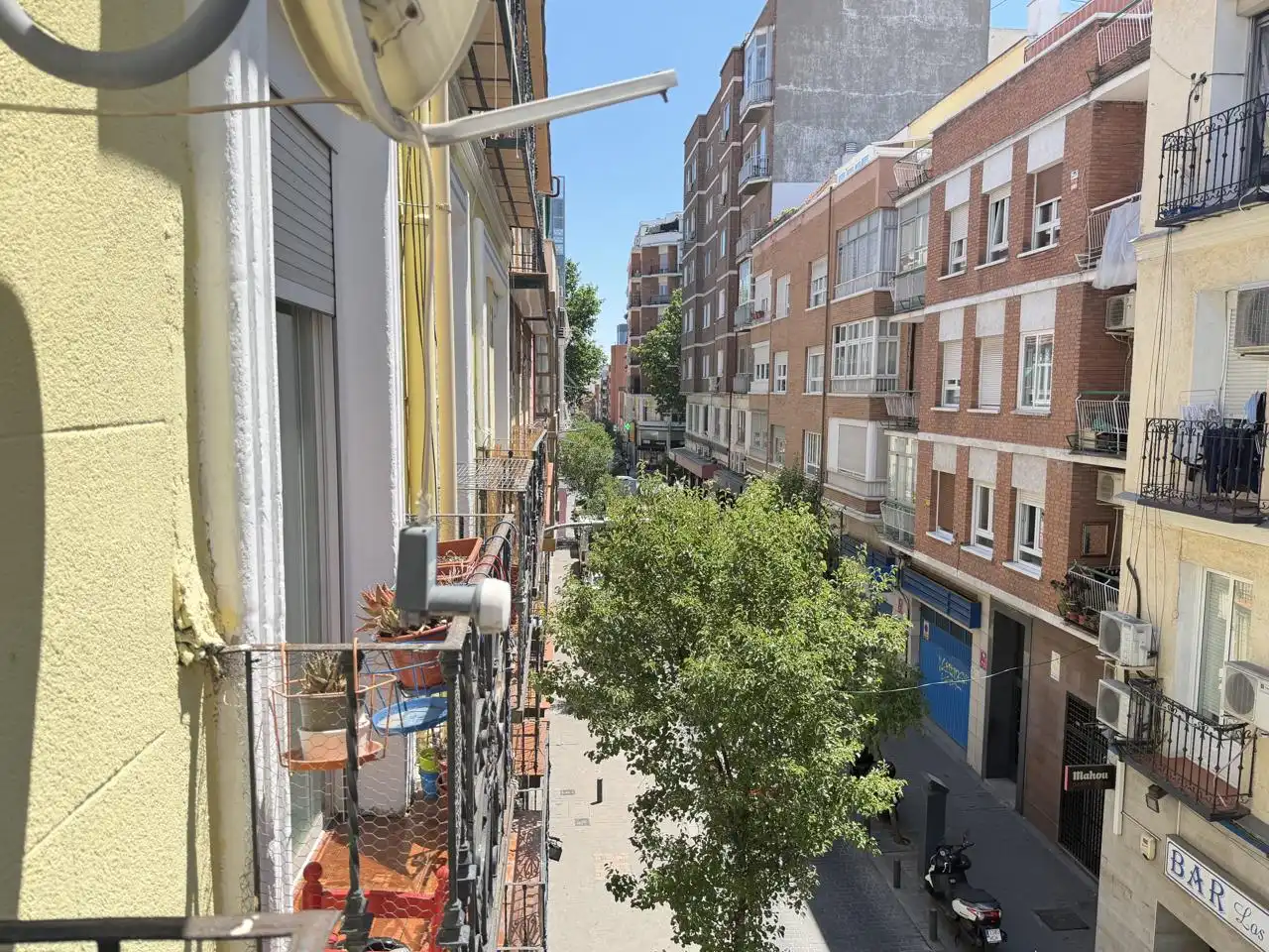 Vista exterior de Pis en venda en Madrid amb Calefacció i Balcó