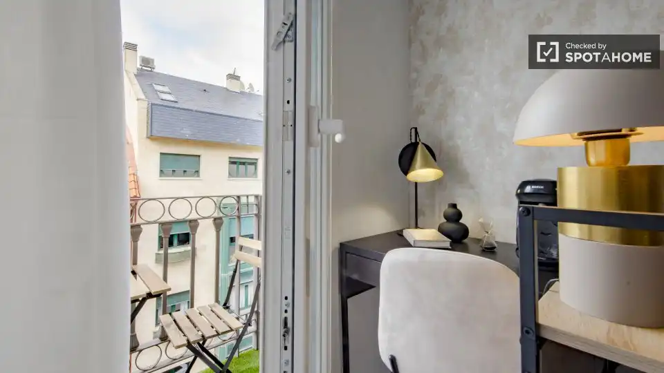 Balcony of Flat for share in Madrid  with Air Conditioner, Heating and Furnished