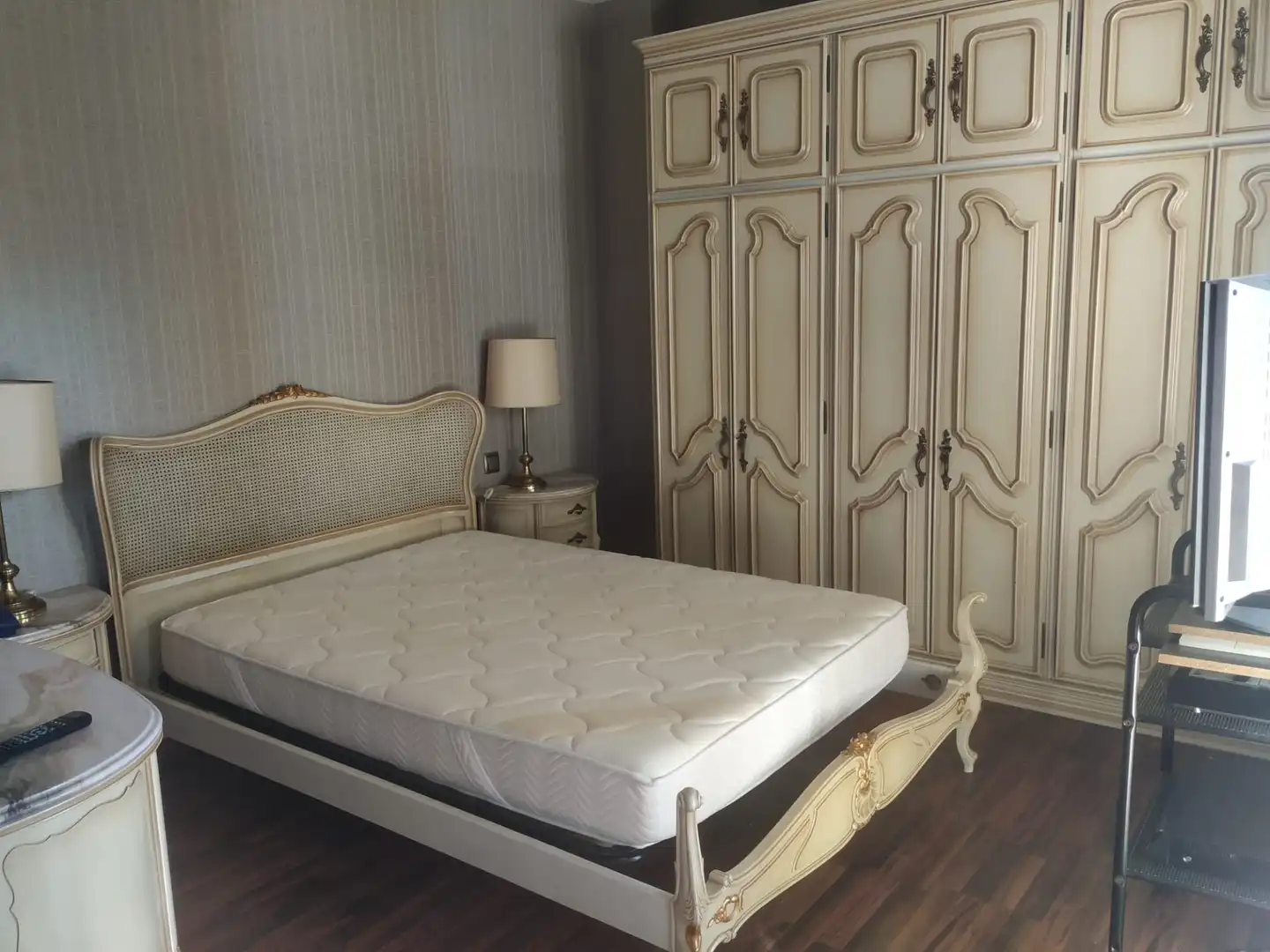 Schlafzimmer von Dachboden zur Miete in Barcelona mit Heizung, Ofen und Balkon