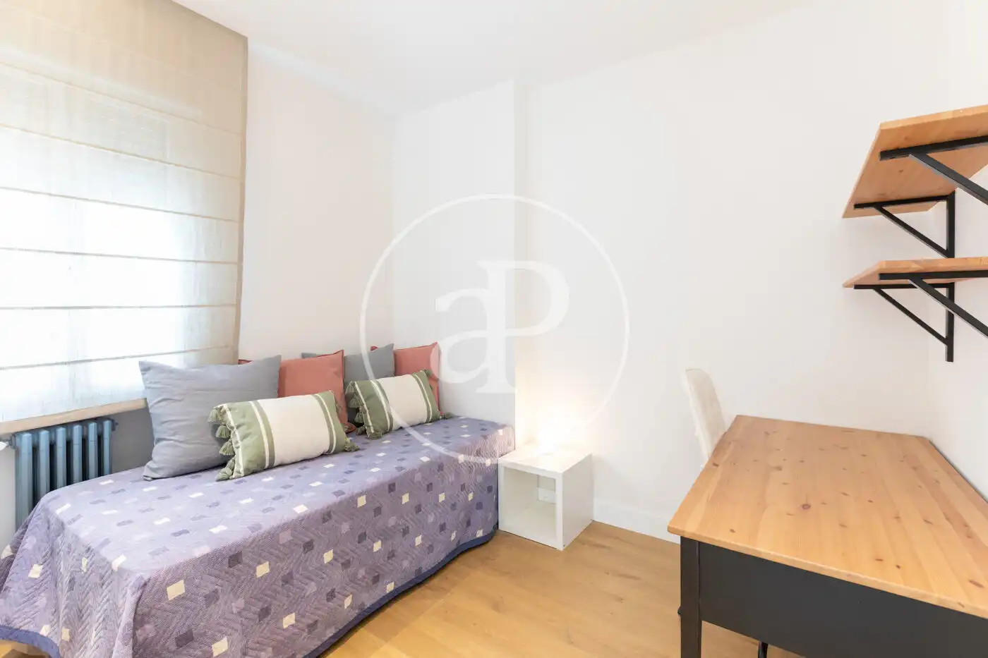 Schlafzimmer von Dachboden zur Miete in Madrid mit Klimaanlage, Heizung und Terrasse
