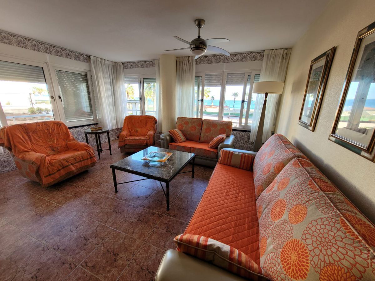 Sala d'estar de Apartament de lloguer en Alicante / Alacant amb Jardí privat, Terrassa i Piscina comunitària