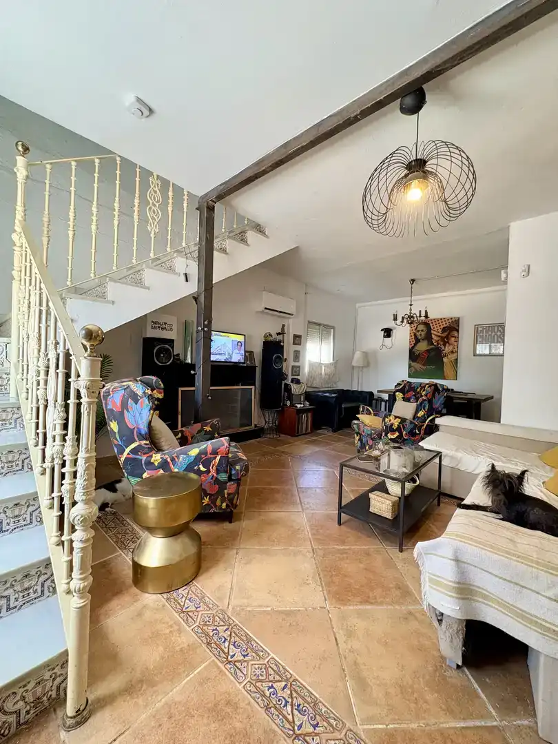 Sala d'estar de Casa o xalet en venda en Carmona amb Aire condicionat, Jardí privat i Traster