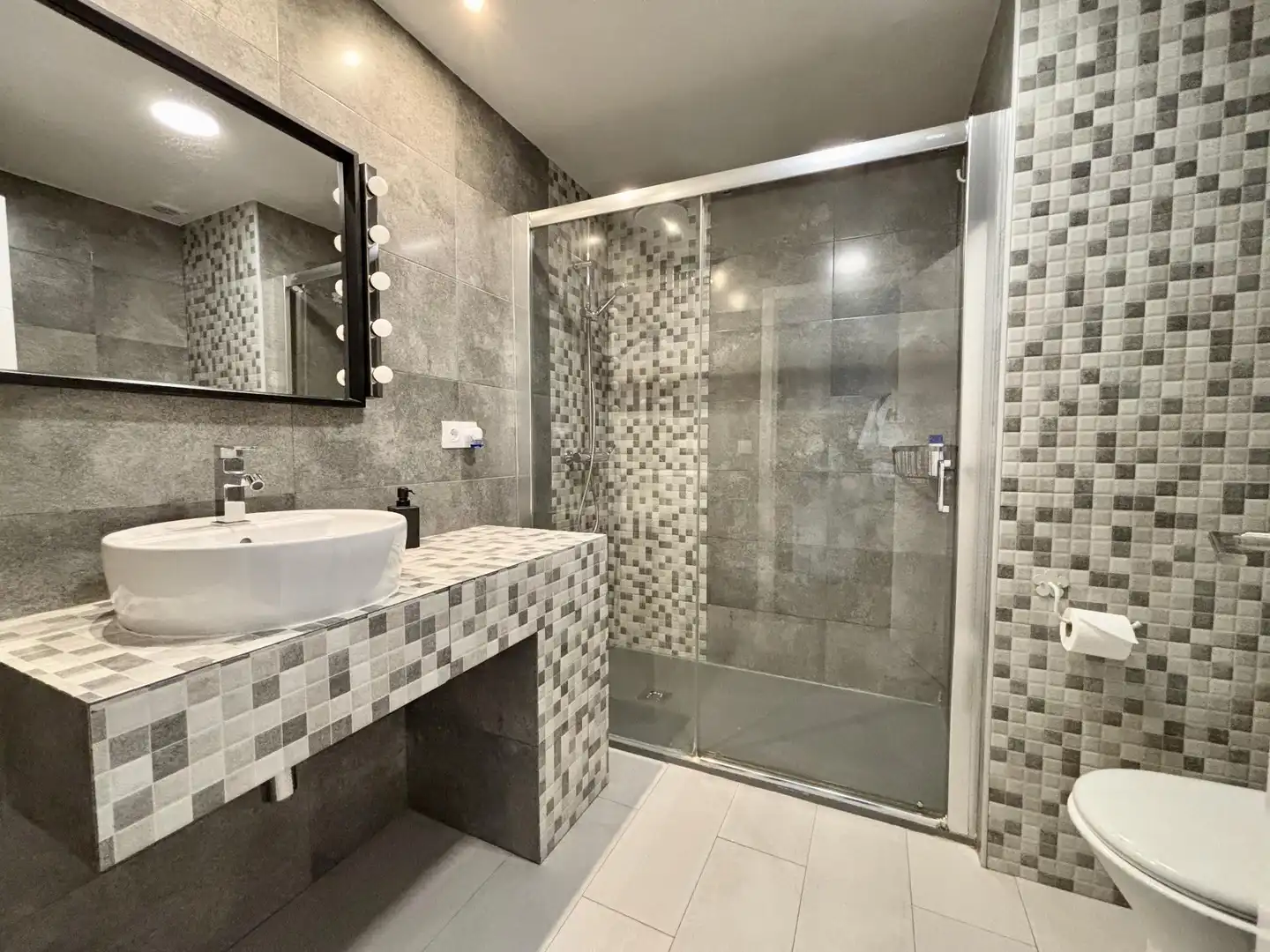 Badezimmer von Wohnung zum Verkauf in Alicante / Alacant mit Klimaanlage und Terrasse