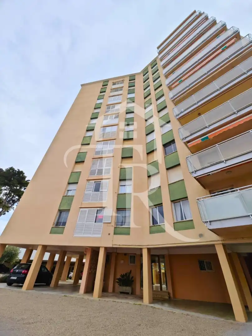 Außenansicht von Wohnung zum Verkauf in Roda de Berà mit Privatgarten, Terrasse und Abstellraum