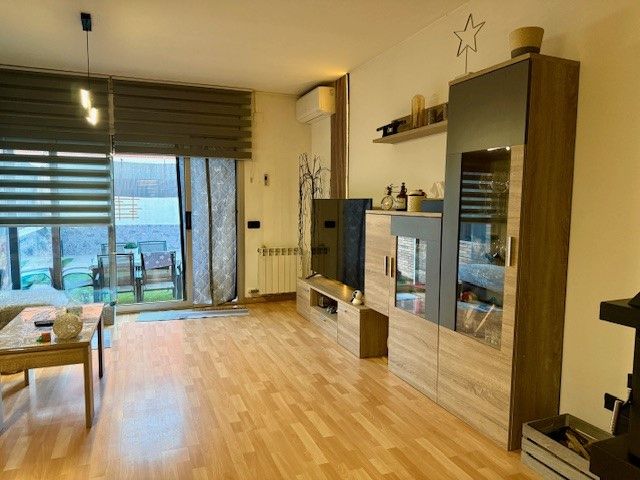 Sala d'estar de Casa adosada en venda en Montcada i Reixac amb Aire condicionat, Calefacció i Jardí privat