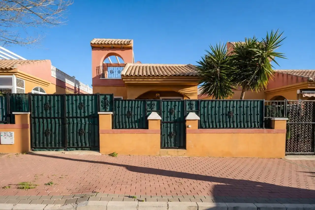 Casa amb piscina en venda a Nueva Torrevieja - Aguas Nuevas