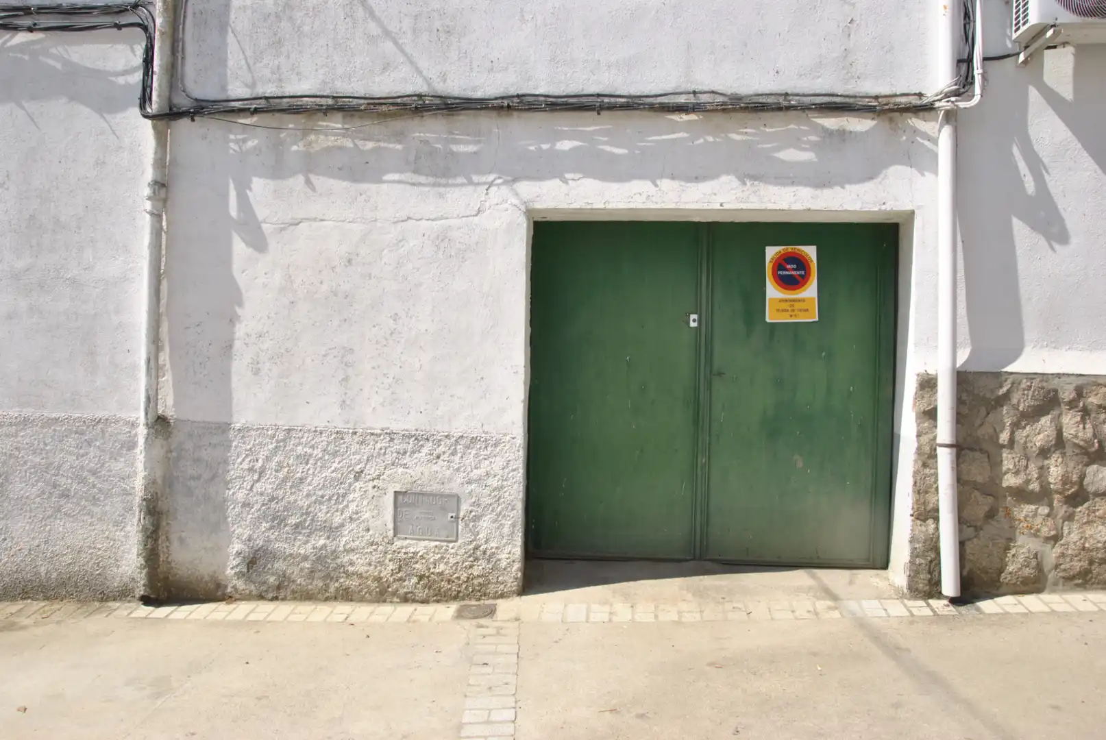 Vista exterior de Casa adosada en venda en Tejeda de Tiétar amb Calefacció, Moblat i Balcó