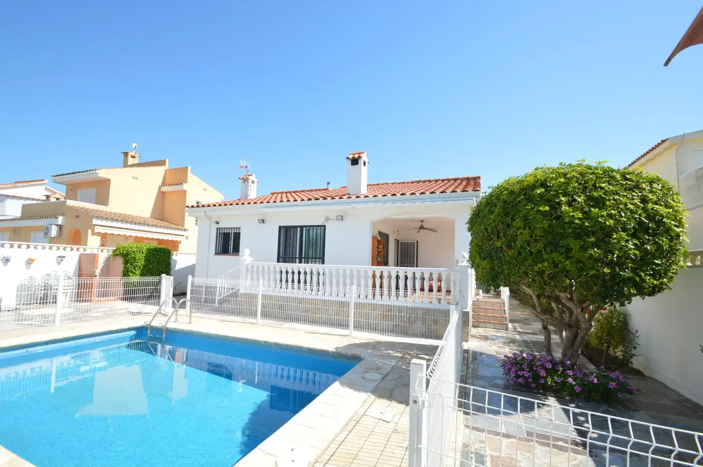 Vista exterior de Casa o xalet en venda en Vinaròs amb Jardí privat, Terrassa i Piscina