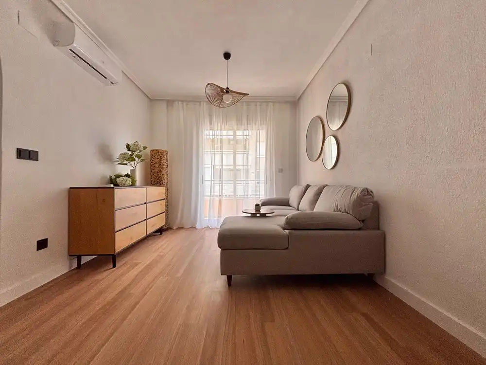 Sala d'estar de Apartament en venda en Torrevieja amb Aire condicionat, Parquet i Moblat