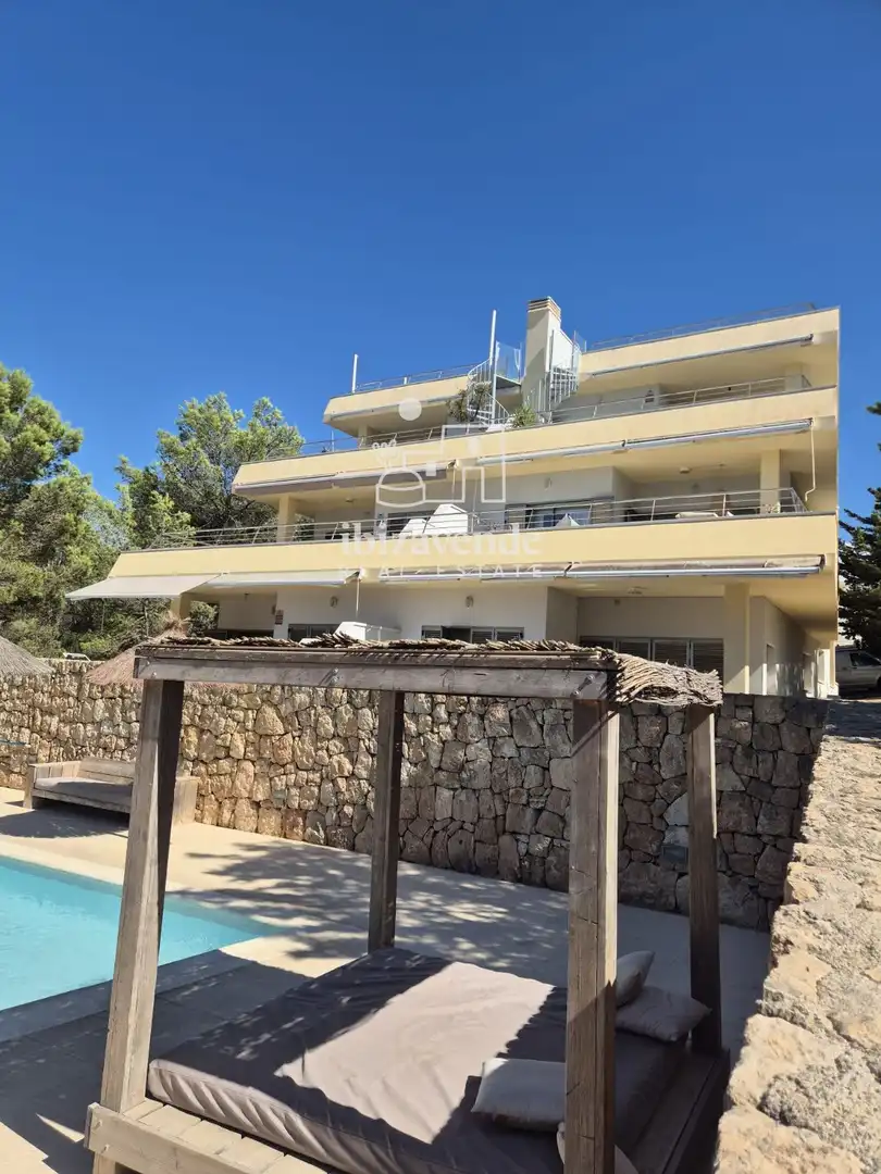 Vista exterior de Àtic de lloguer en Sant Josep de sa Talaia amb Aire condicionat, Terrassa i Piscina