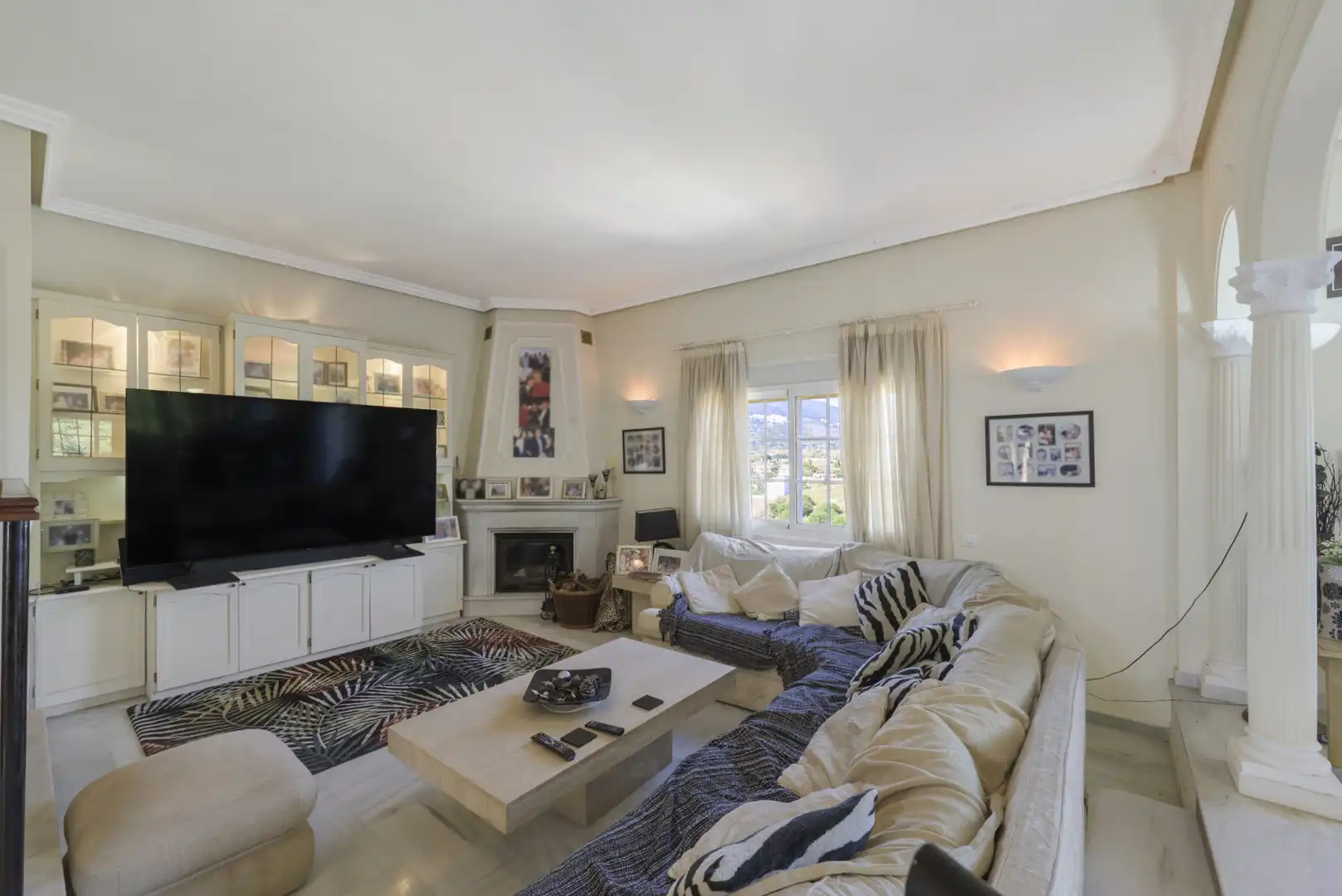 Sala d'estar de Casa o xalet en venda en Mijas amb Aire condicionat, Terrassa i Piscina