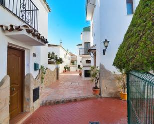 Vista exterior de Casa adosada en venda en Mijas amb Jardí privat, Terrassa i Piscina