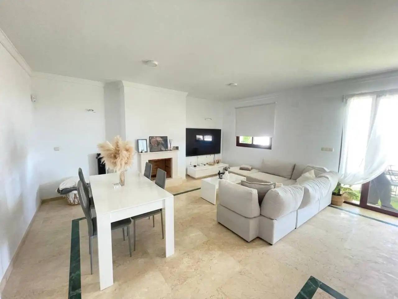 Sala de estar de Casa adosada en venta en Casares con Jardín privado, Terraza y Piscina
