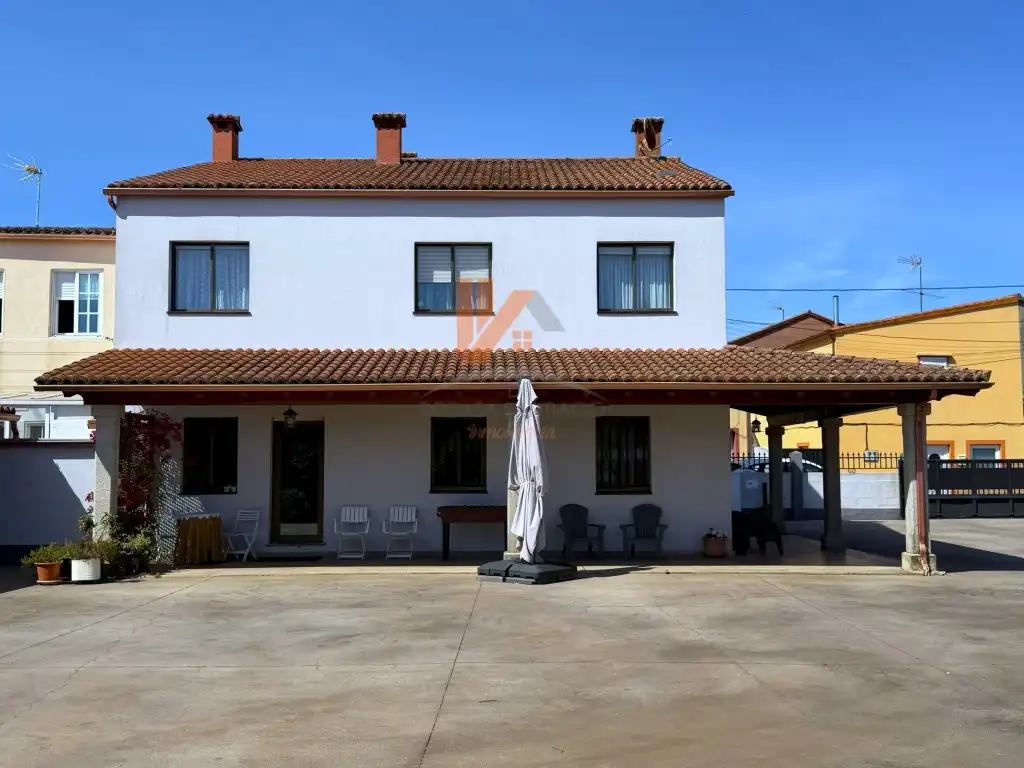 Vista exterior de Casa o xalet en venda en Santiago de Compostela  amb Jardí privat i Terrassa