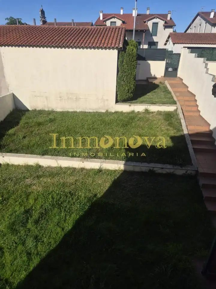 Casa adosada en venda en A Merca   amb Calefacció, Jardí privat i Terrassa