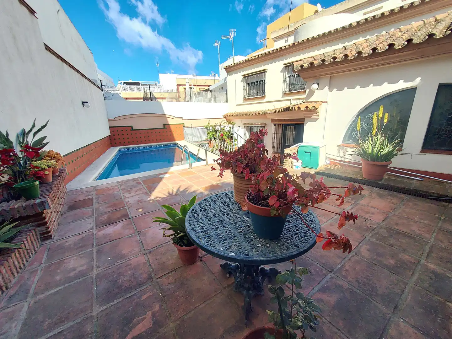 Vista exterior de Casa o chalet en venta en Algeciras con Aire acondicionado, Terraza y Piscina