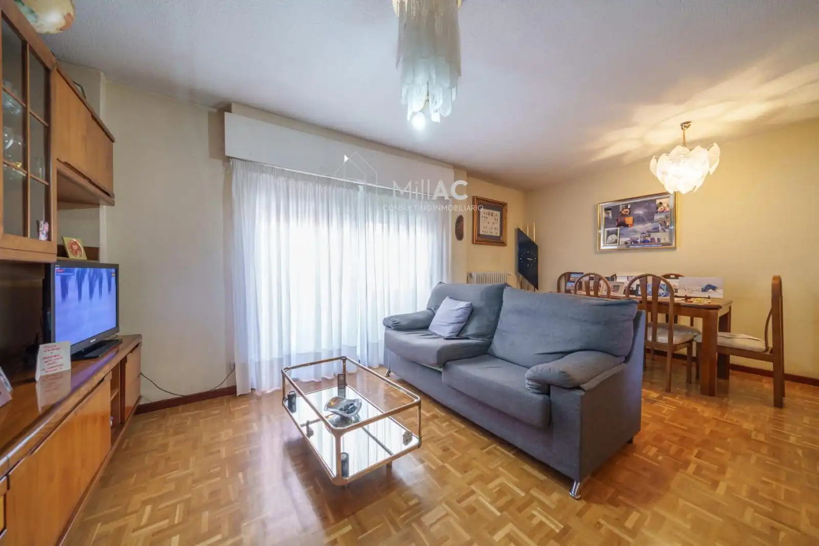 Sala d'estar de Pis en venda en Madrid amb Calefacció, Parquet i Terrassa