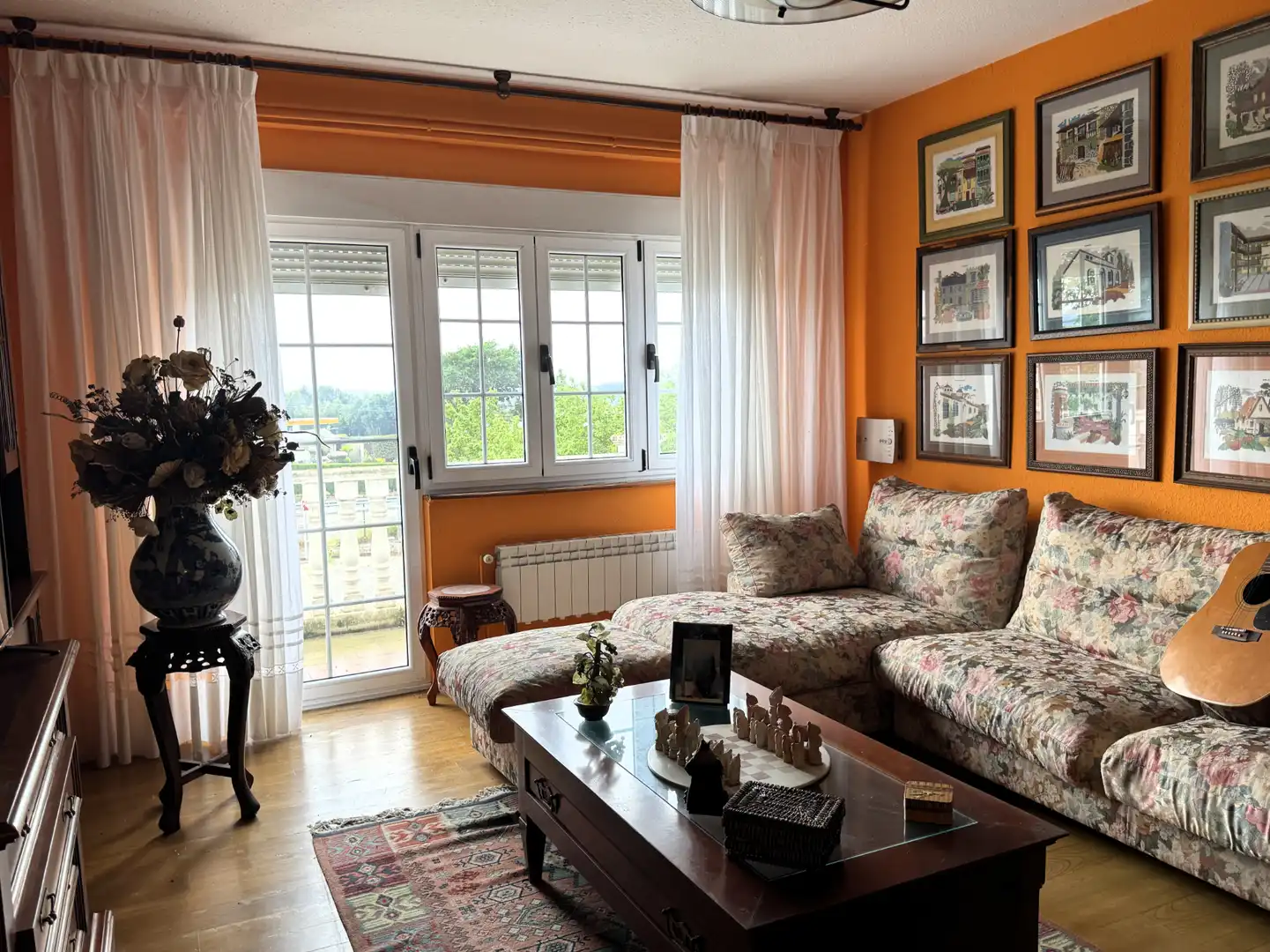 Sala d'estar de Casa o xalet en venda en Castrillón amb Calefacció, Jardí privat i Parquet
