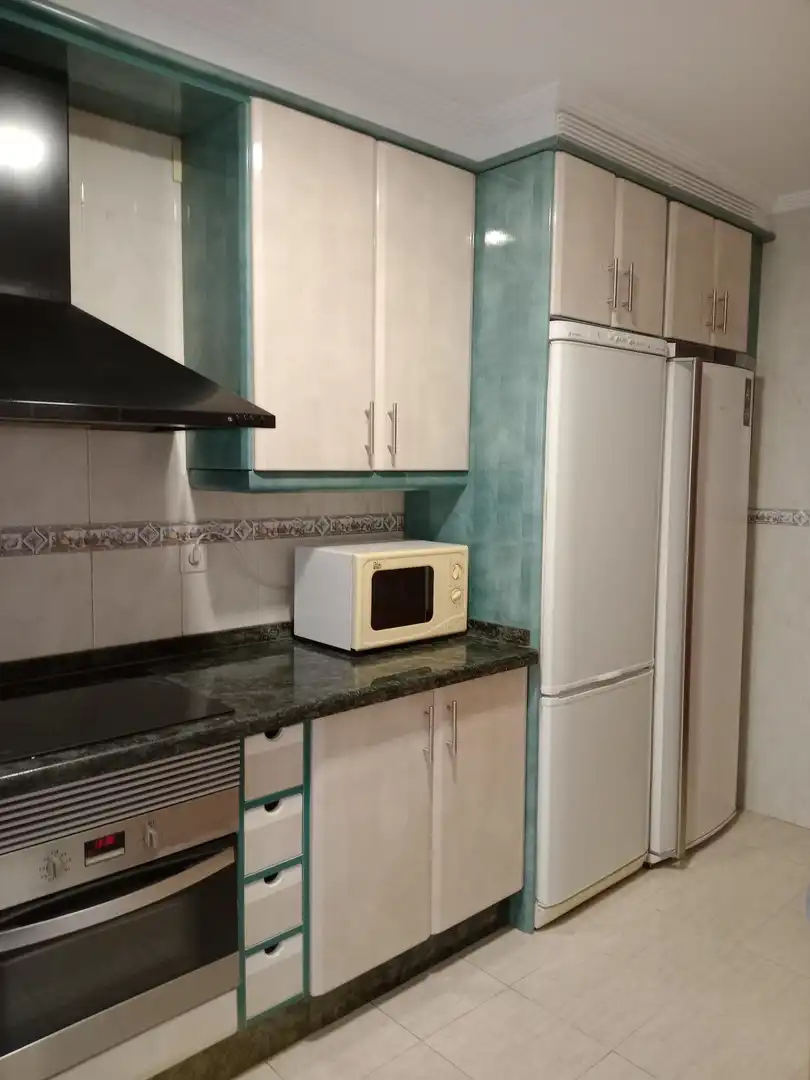 Cuina de Pis de lloguer en Motril amb Aire condicionat, Moblat i Balcó