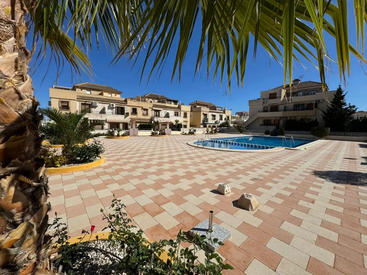 Vista exterior de Casa adosada en venda en Torrevieja amb Terrassa, Forn i Balcó