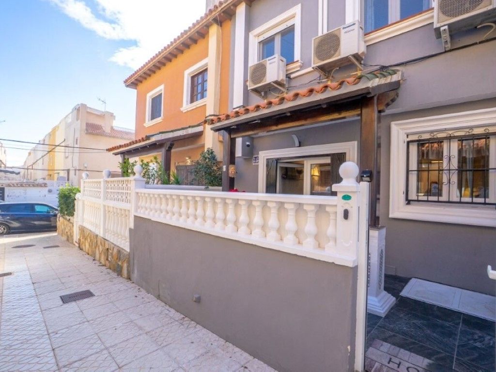 Vista exterior de Casa adosada en venda en Torrevieja amb Aire condicionat, Jardí privat i Moblat