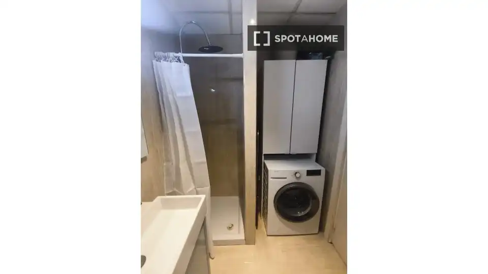 Bathroom of Study for share in Sevilla  with Air Conditioner, Terrace and Furnished