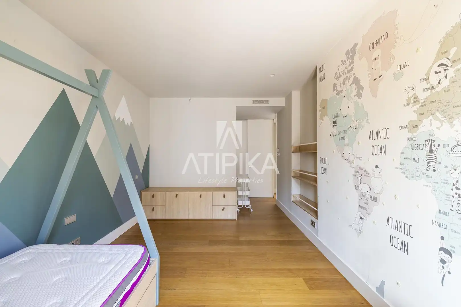 Schlafzimmer von Dachboden zur Miete in Barcelona mit Klimaanlage, Terrasse und Ofen